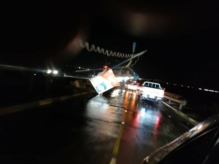 أسرة عالقة وسط السيول في أحد شوارع عدن