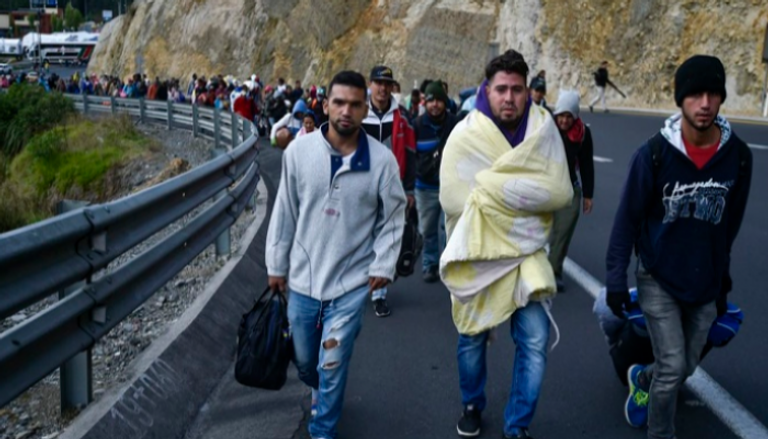 مهاجرون فنزويليون في طريقهم إلى كولومبيا - الفرنسية