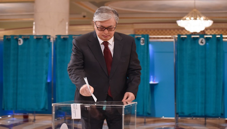 قاسم جومارت توكاييف يدلي بصوته في الانتخابات