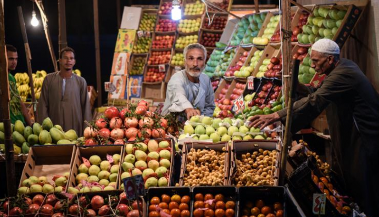 بائع للفاكهة في سوق مصري