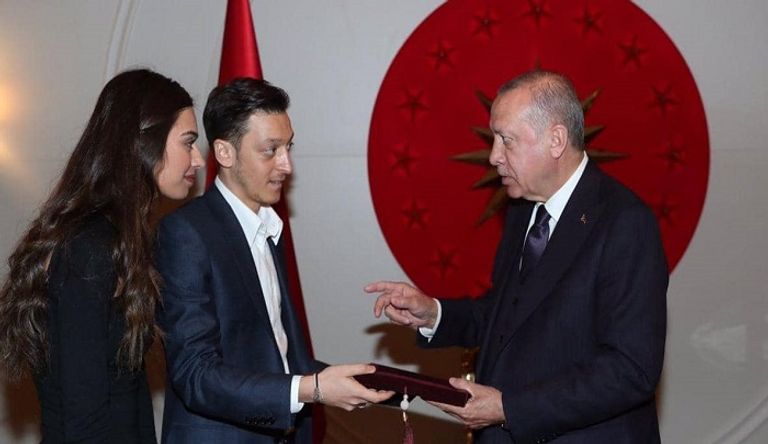 أوزيل خلال دعوته أردوغان لحفل زفافه أردوغان خلال إلقائه كلمة في حفل زفاف أوزيل