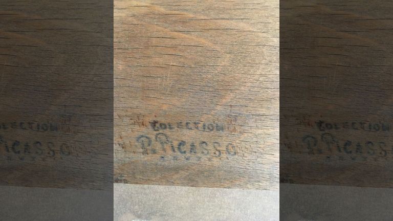 فيليب ستابلتون يحمل لوحة بيكاسو