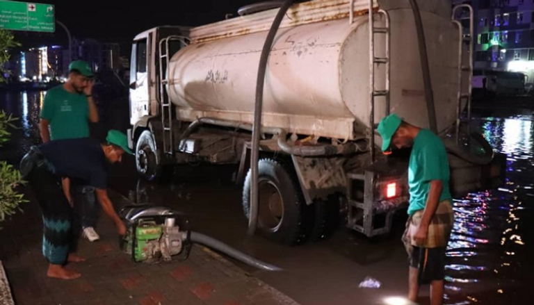 الفرق الميدانية السعودية تزيل البرك المائية في عدن