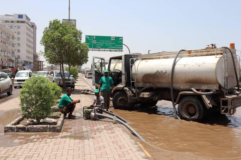 الفرق الميدانية السعودية تزيل البرك المائية في عدن