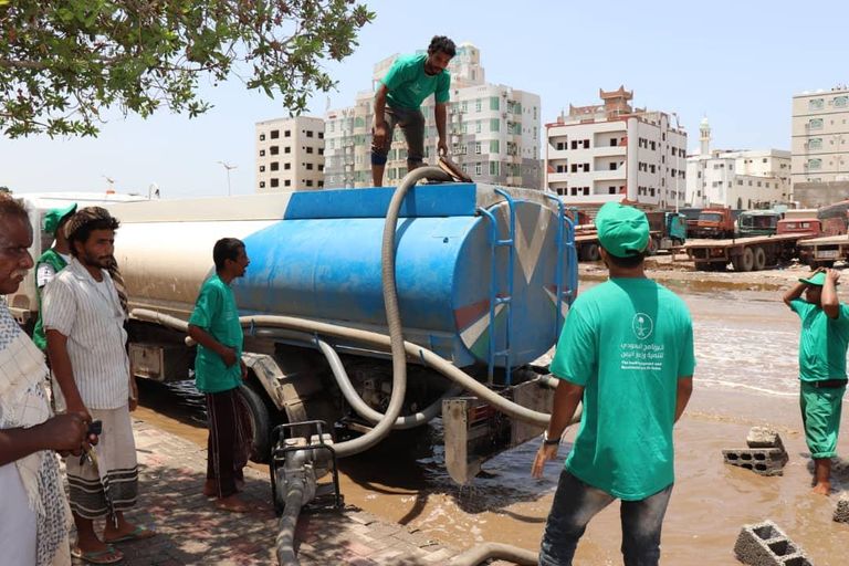 الفرق الميدانية السعودية تزيل البرك المائية في عدن
