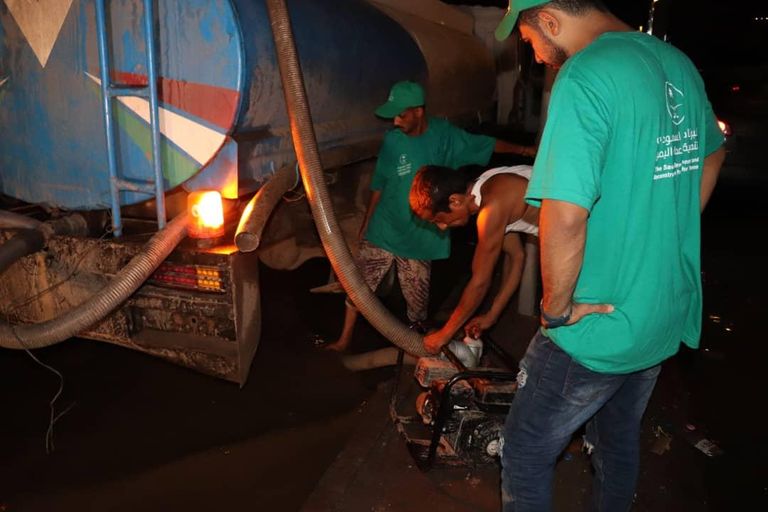 الفرق الميدانية السعودية تزيل البرك المائية في عدن