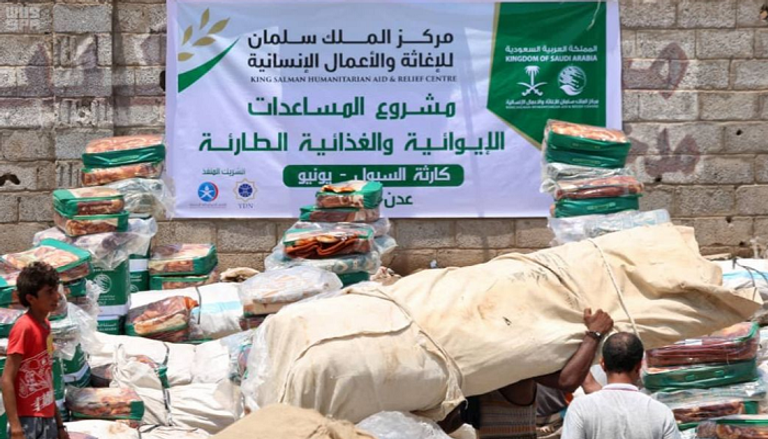 جانب من المساعدات الإيوائية والغذائية لسكان عدن ولحج