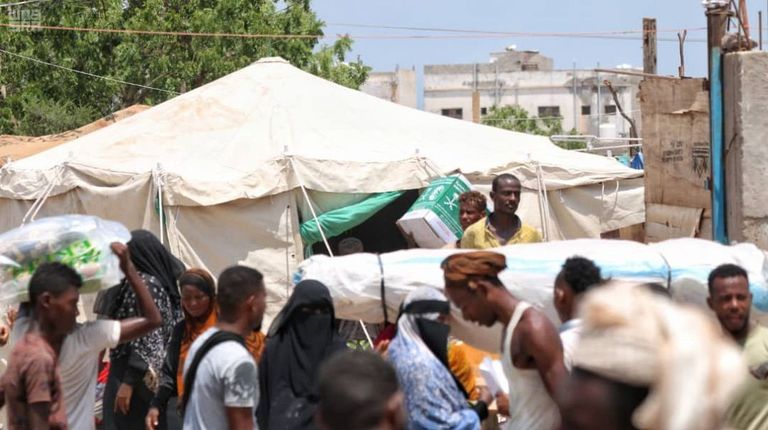 جانب من المساعدات الإيوائية والغذائية لسكان عدن ولحج