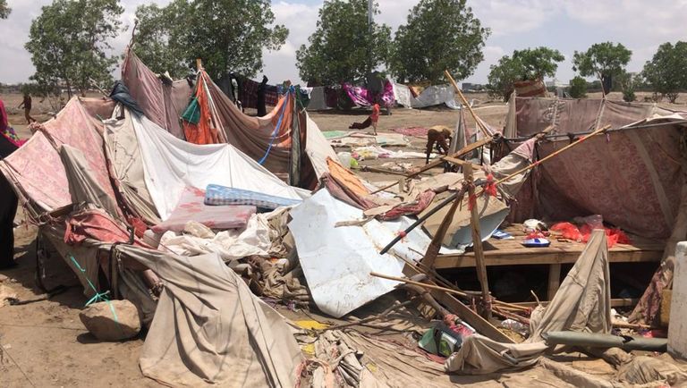 فرق الهلال الإماراتي في مخيم النازحين بعدن