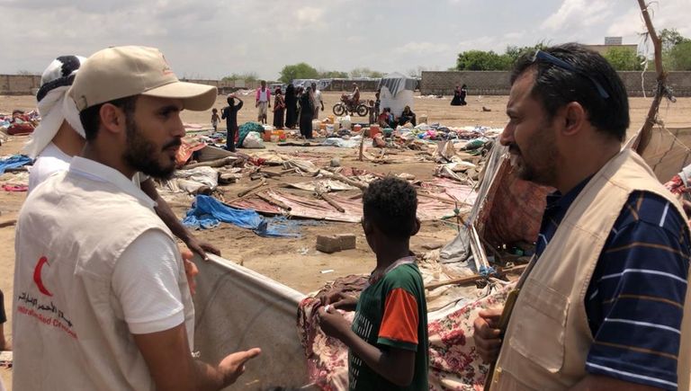 فرق الهلال الإماراتي في مخيم النازحين بعدن