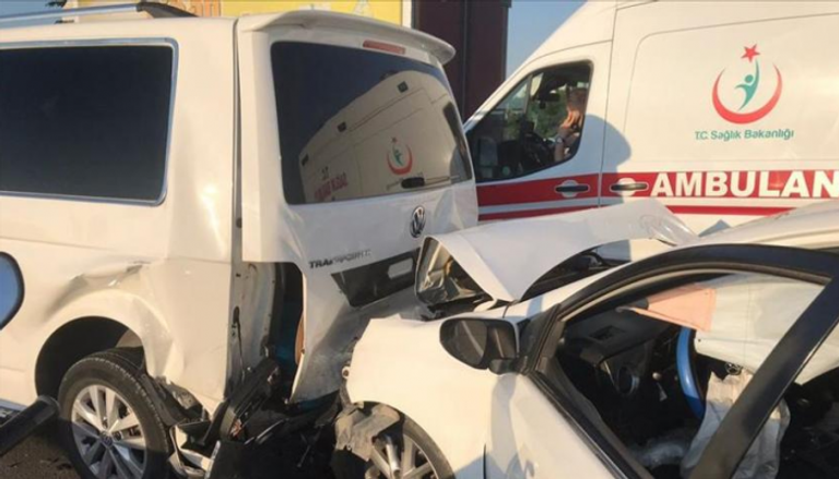 سيارات الإسعاف في موقع إحدى حوادث المرور بتركيا
