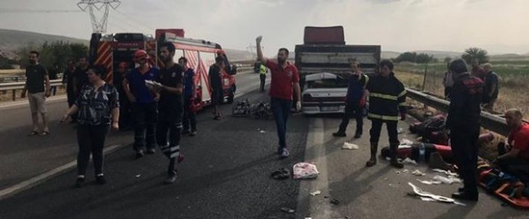 سيارات الإسعاف في موقع إحدى حوادث المرور بتركيا