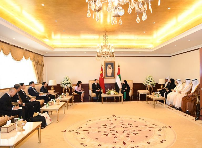 الدكتورة أمل عبدالله القبيسي والوفد الصيني