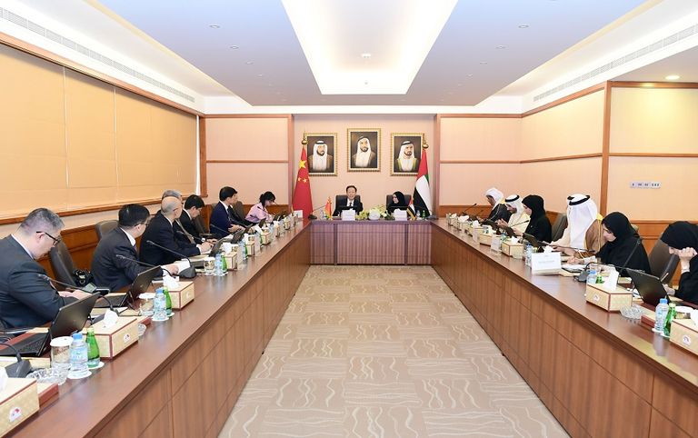 الدكتورة أمل عبدالله القبيسي والوفد الصيني