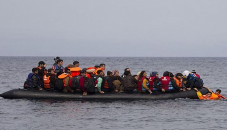 قارب في البحر المتوسط يحمل مهاجرين - أرشيفية