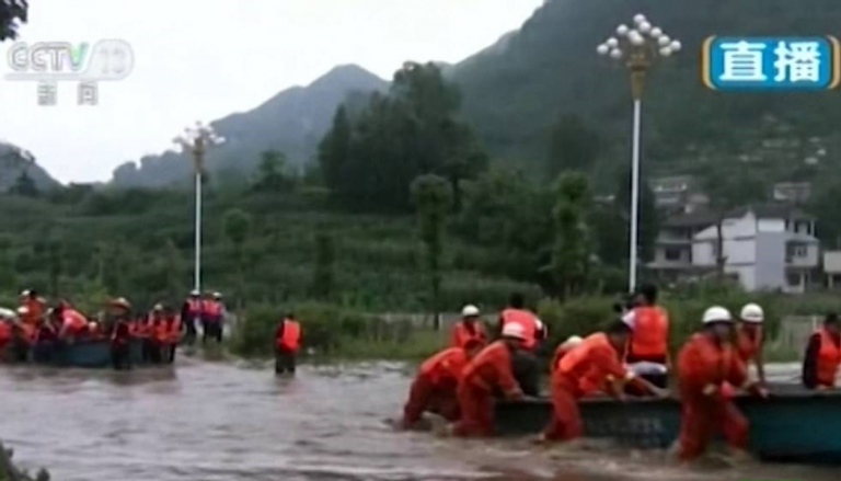 رجال الإنقاذ يساعدون السكان بإحدى مقاطعات الصين
