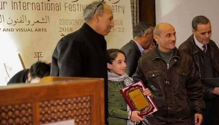 ميس عبدالهادي لدى تكريمها في مهرجان الشعر بتونس