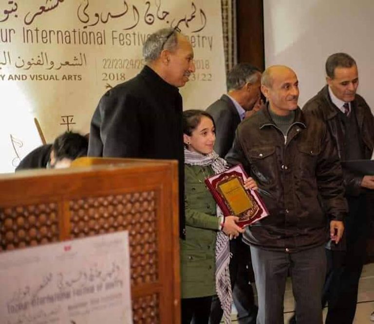 ميس عبدالهادي لدى تكريمها في مهرجان الشعر بتونس