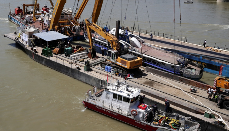عملية انتشال السفينة الغارقة في نهر الدانوب