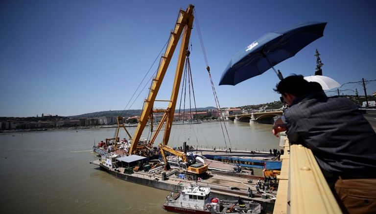 عملية انتشال السفينة الغارقة في نهر الدانوب