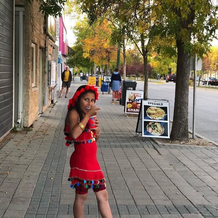 طفلة تروج للسياحة المصرية في كندا