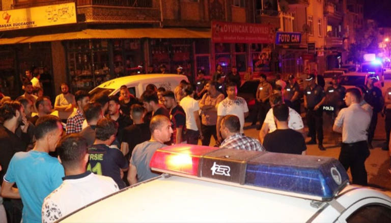 الشرطة في موقع الاشتباكات بين السوريين والأتراك