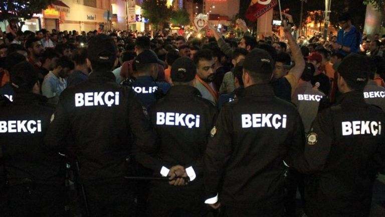 الشرطة في موقع الاشتباكات بين السوريين والأتراك