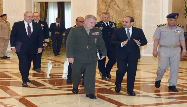 الرئيس المصري عبدالفتاح السيسي والفريق أول كينيث ماكينزي