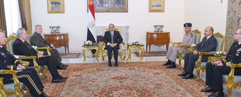 الرئيس المصري عبدالفتاح السيسي والفريق أول كينيث ماكينزي