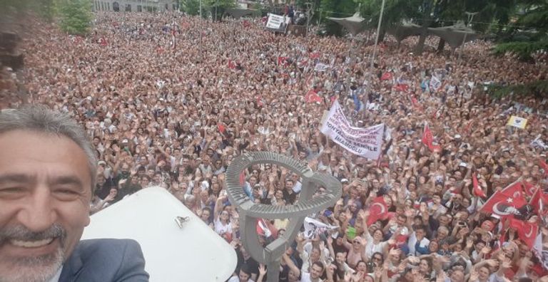 الصورة الحقيقية من تجمع حاشد لإمام أوغلو خلال زيارة أجراها الأحد الماضي لولاية طرابزون المعارض التركي أكرم إمام أوغلو