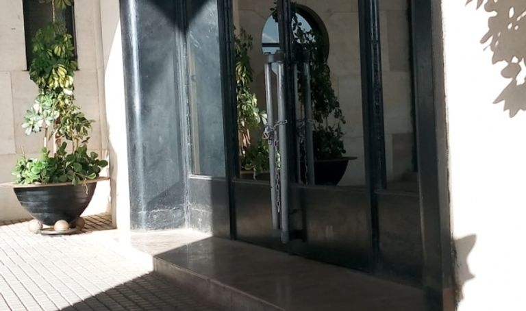 غلق البرلمان الجزائري بالسلاسل محمد جميعي ومعاذ بوشارب - أرشيفية