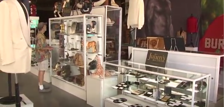 طرح معظم مقتنيات الممثل الراحل بيرت رينولدز الشخصية في مزاد