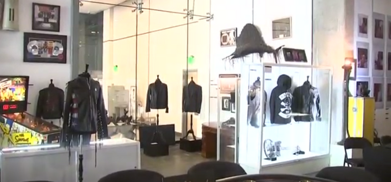 طرح معظم مقتنيات الممثل الراحل بيرت رينولدز الشخصية في مزاد