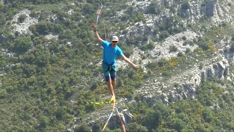 مغامر يسير على الحبل فوق جبال الألب