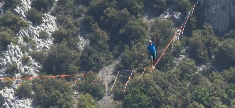 مغامر يسير على الحبل فوق جبال الألب