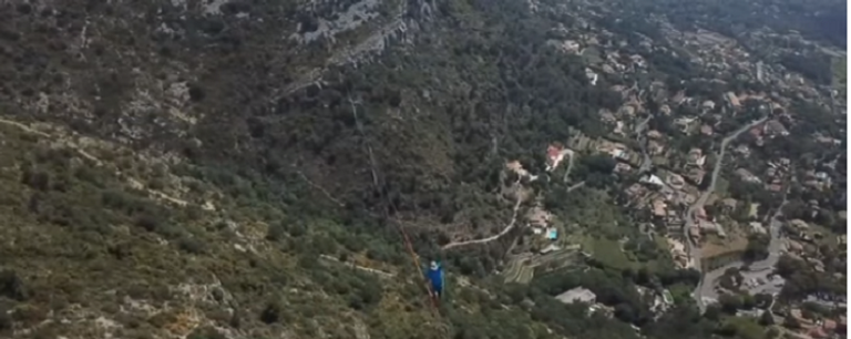 مغامر يسير على الحبل فوق جبال الألب