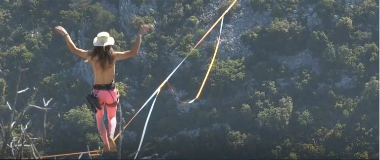 مغامر يسير على الحبل فوق جبال الألب