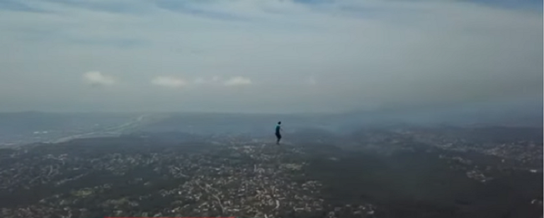 مغامر يسير على الحبل فوق جبال الألب