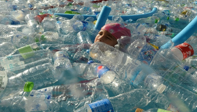 جامعة أسترالية: الإنسان قد يبتلع 5 جرامات من البلاستيك أسبوعيا