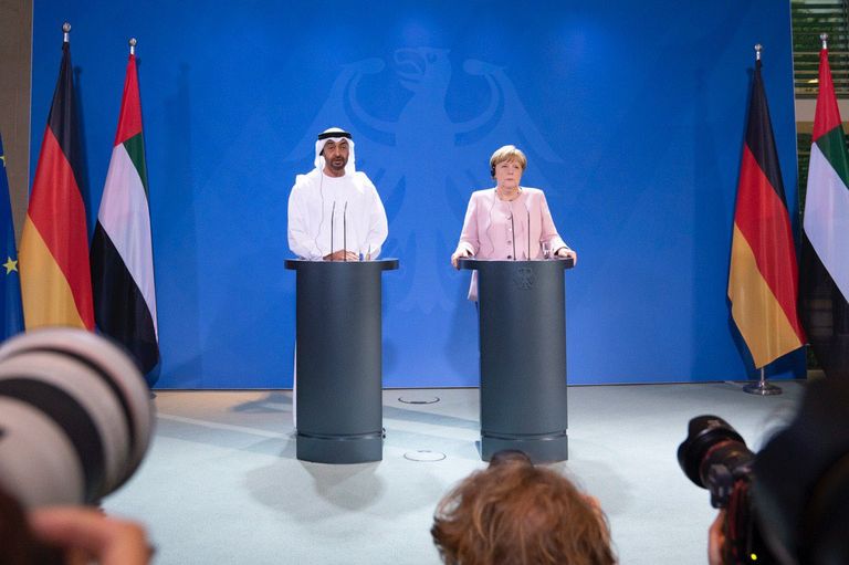 الشيخ محمد بن زايد وأنجيلا ميركل خلال المؤتمر الصحفي