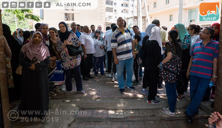 إحدى الأمهات تنتظر ابنتها