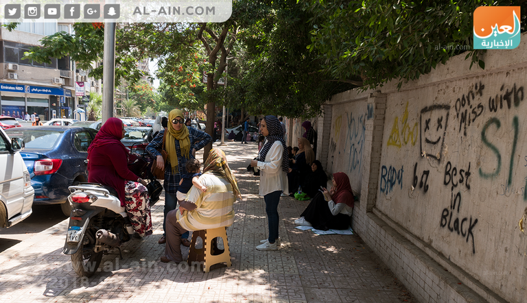 إحدى الأمهات تنتظر ابنتها