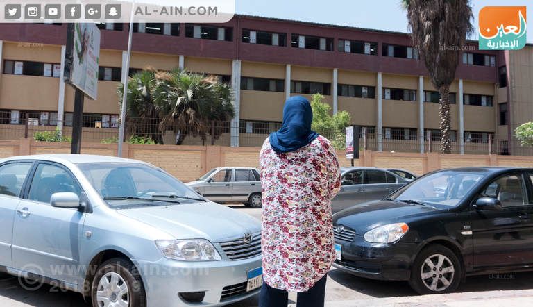 إحدى الأمهات تنتظر ابنتها