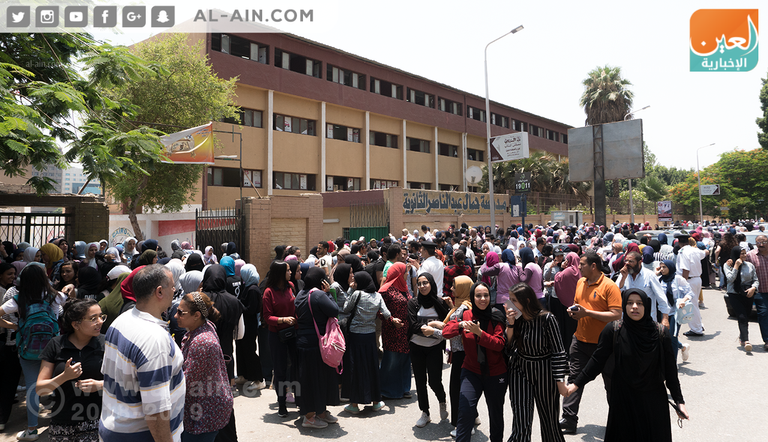 إحدى الأمهات تنتظر ابنتها