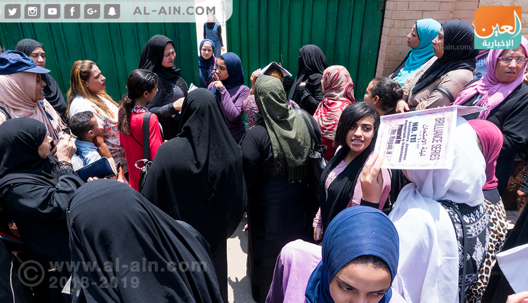 إحدى الأمهات تنتظر ابنتها