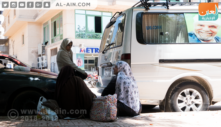 إحدى الأمهات تنتظر ابنتها