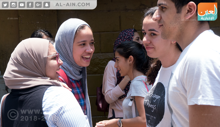 إحدى الأمهات تنتظر ابنتها