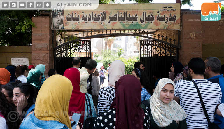 إحدى الأمهات تنتظر ابنتها