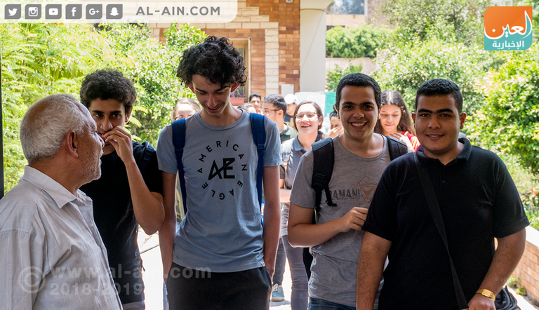 إحدى الأمهات تنتظر ابنتها