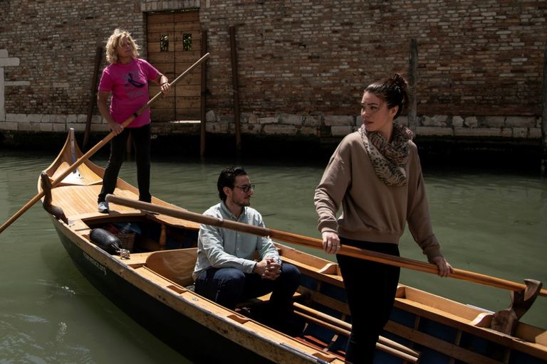 نساء يعلمن سياح البندقية طريقة التجديف التقليدية